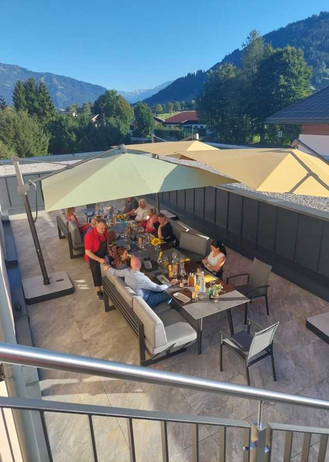 frank-lebensmittel-erleben-kochkurs-saalfelden-dachterrasse-genuss-alpenblick-gemeinschaft
