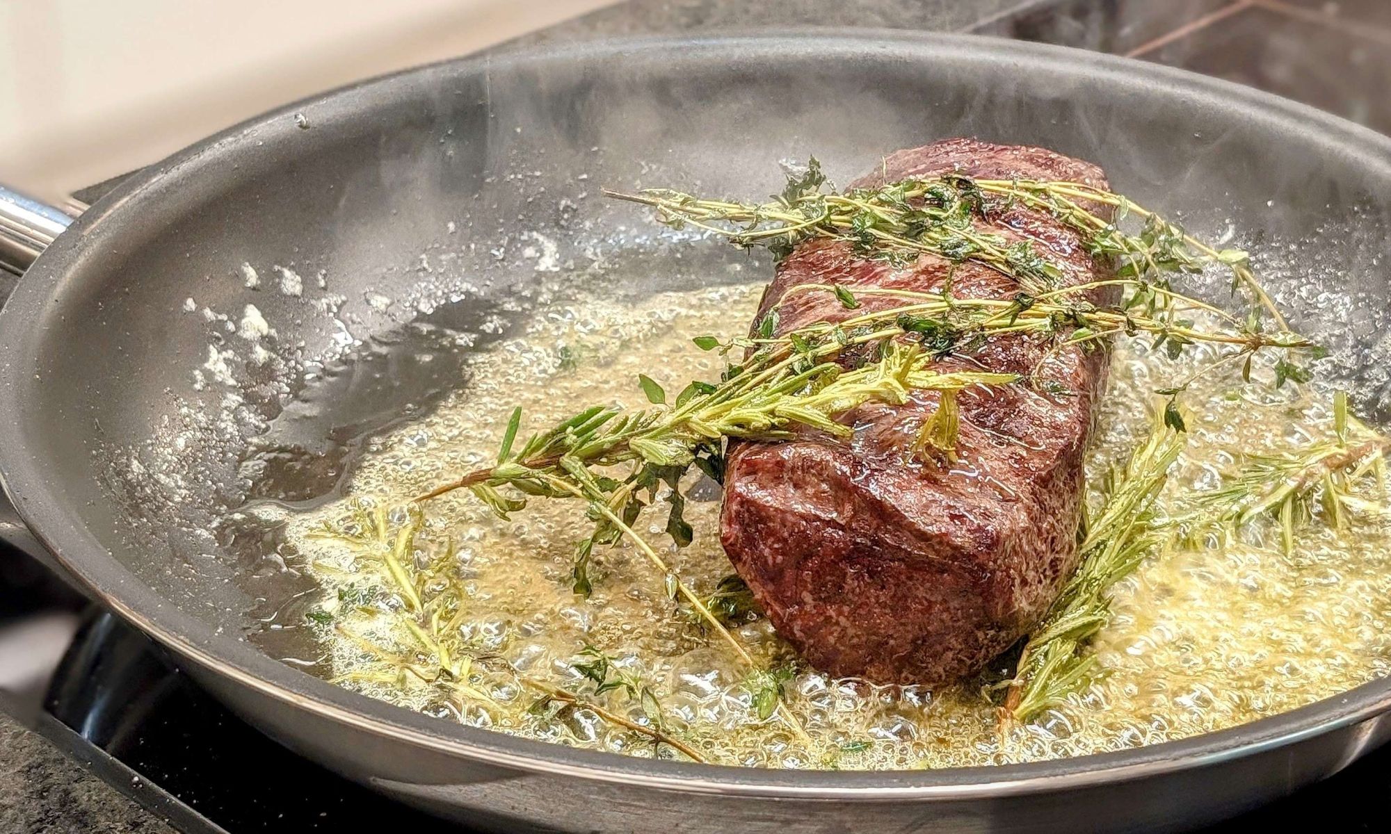 frank-lebensmittel-erleben-kochkurs-saalfelden-rinderfilet-anbraten-butter-aromaten-genuss