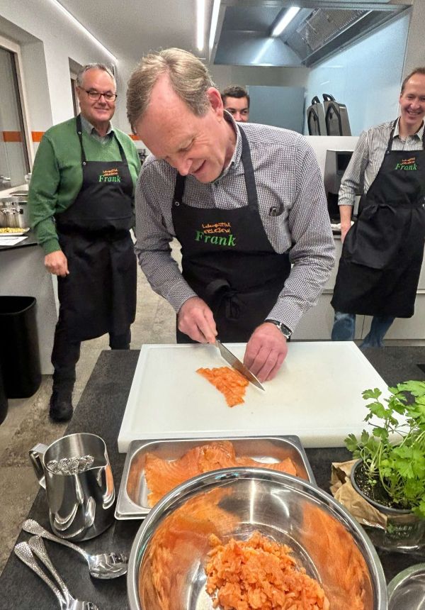 frank-lebensmittel-erleben-kochkurs-saalfelden-kochen-mit-freude-frischer-lachs-genuss