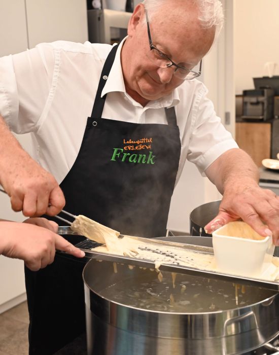 frank-lebensmittel-erleben-kochkurs-saalfelden-spaetzle-kochen-traditionelle-kueche