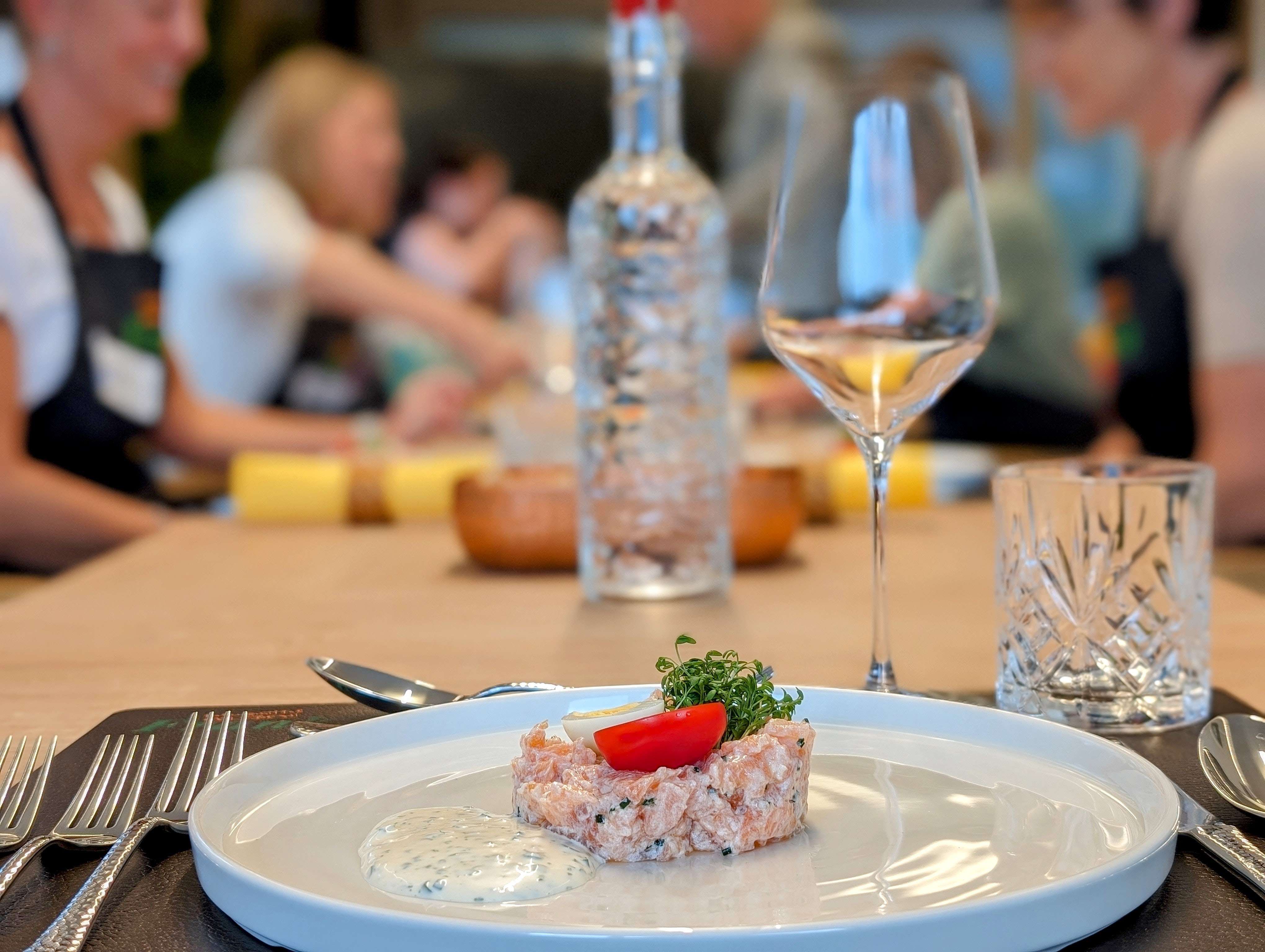 frank-lebensmittel-erleben-kochkurs-saalfelden-lachstatar-genuss-gourmet-kochen-weinbegleitung