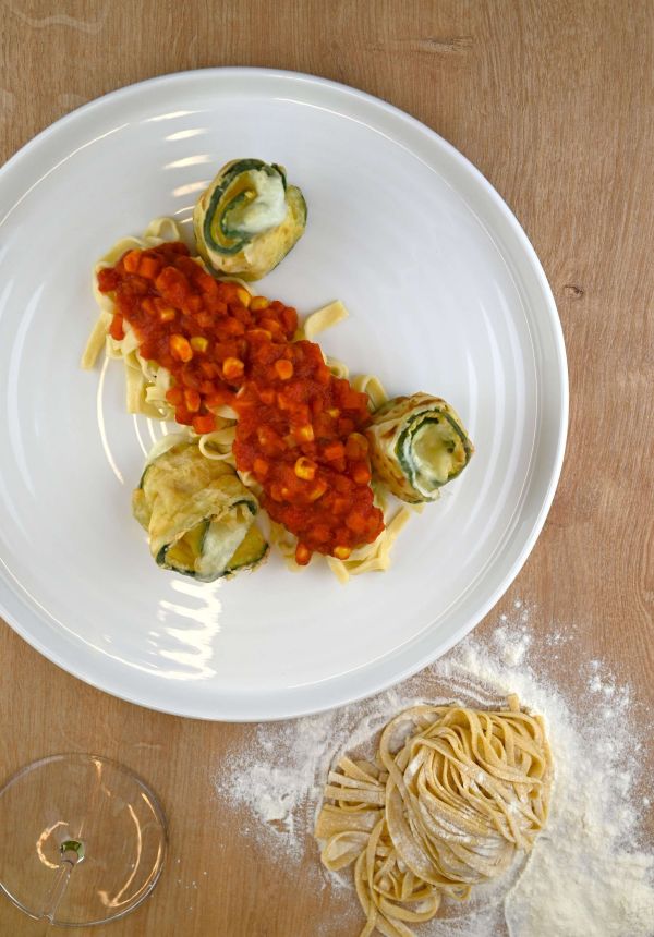 frank-lebensmittel-erleben-kochkurs-saalfelden-frische-pasta-tomaten-sauce-zucchini-rolls-hausgemacht-genuss