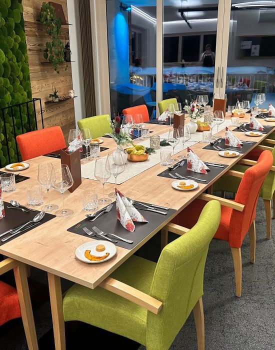 frank-lebensmittel-erleben-kochkurs-saalfelden-gedeckter-tisch-genuss-gemeinschaft-feierliches-essen