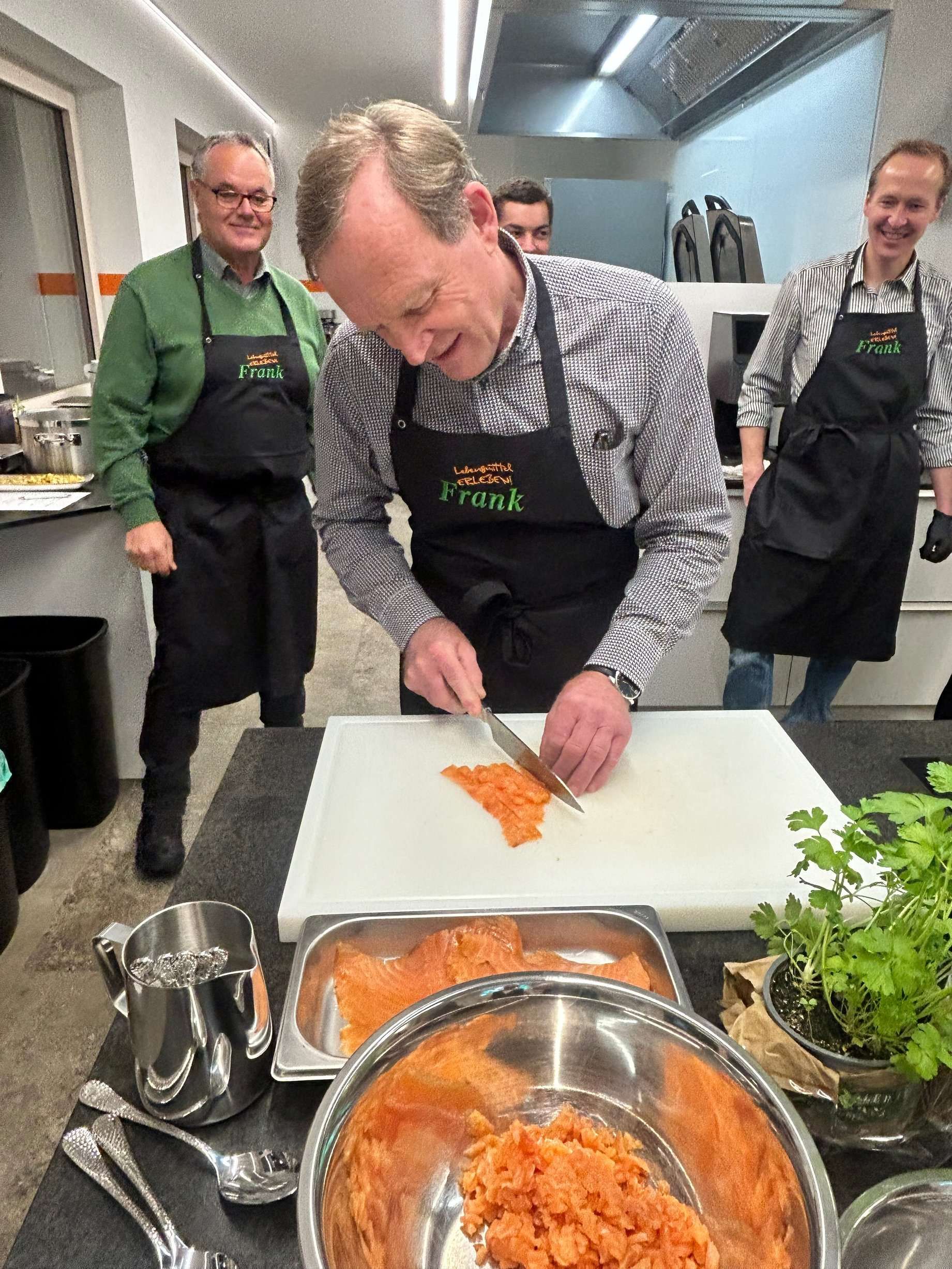 frank-lebensmittel-erleben-kochkurs-saalfelden-kochen-mit-freude-frischer-lachs-genuss
