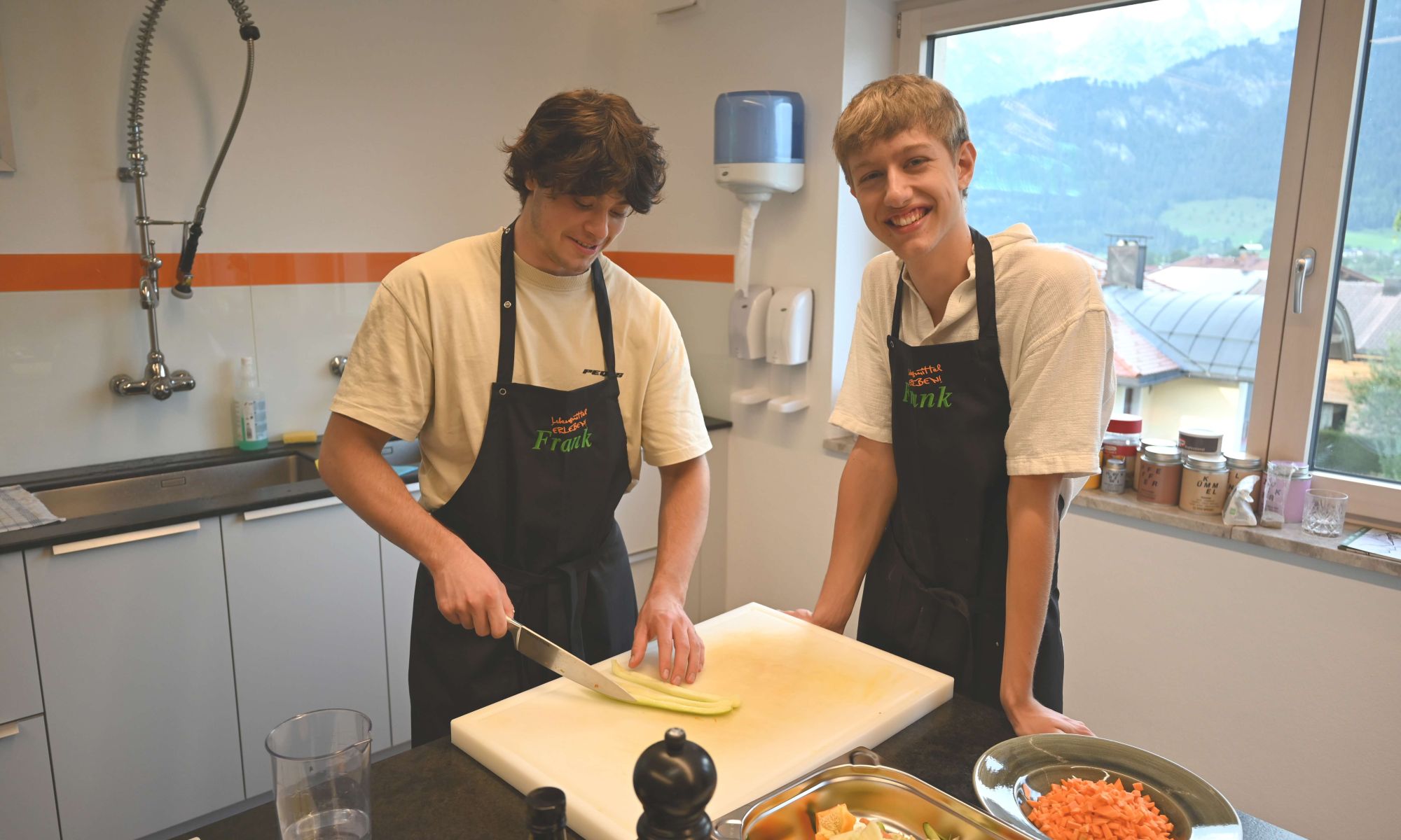 frank-lebensmittel-erleben-kochkurs-saalfelden-junge-koeche-kochschule-gemeinsam-kochen