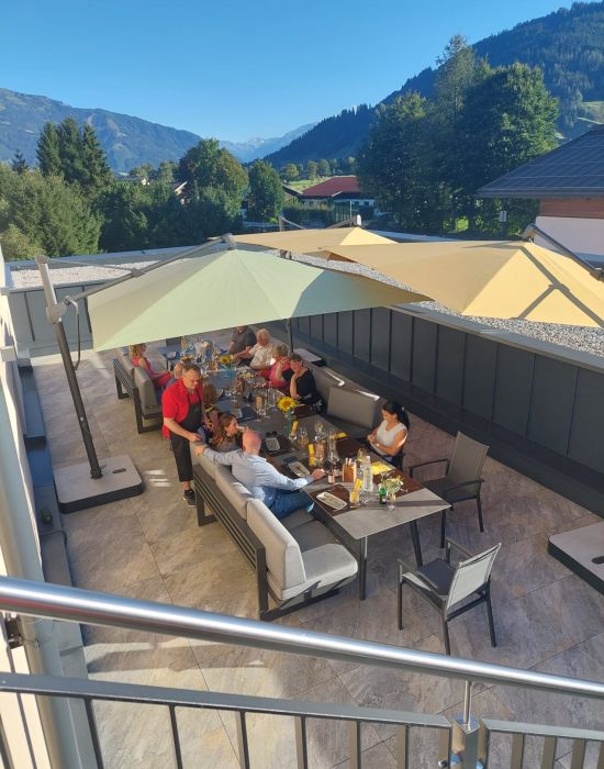 frank-lebensmittel-erleben-kochkurs-saalfelden-dachterrasse-genuss-alpenblick-gemeinschaft