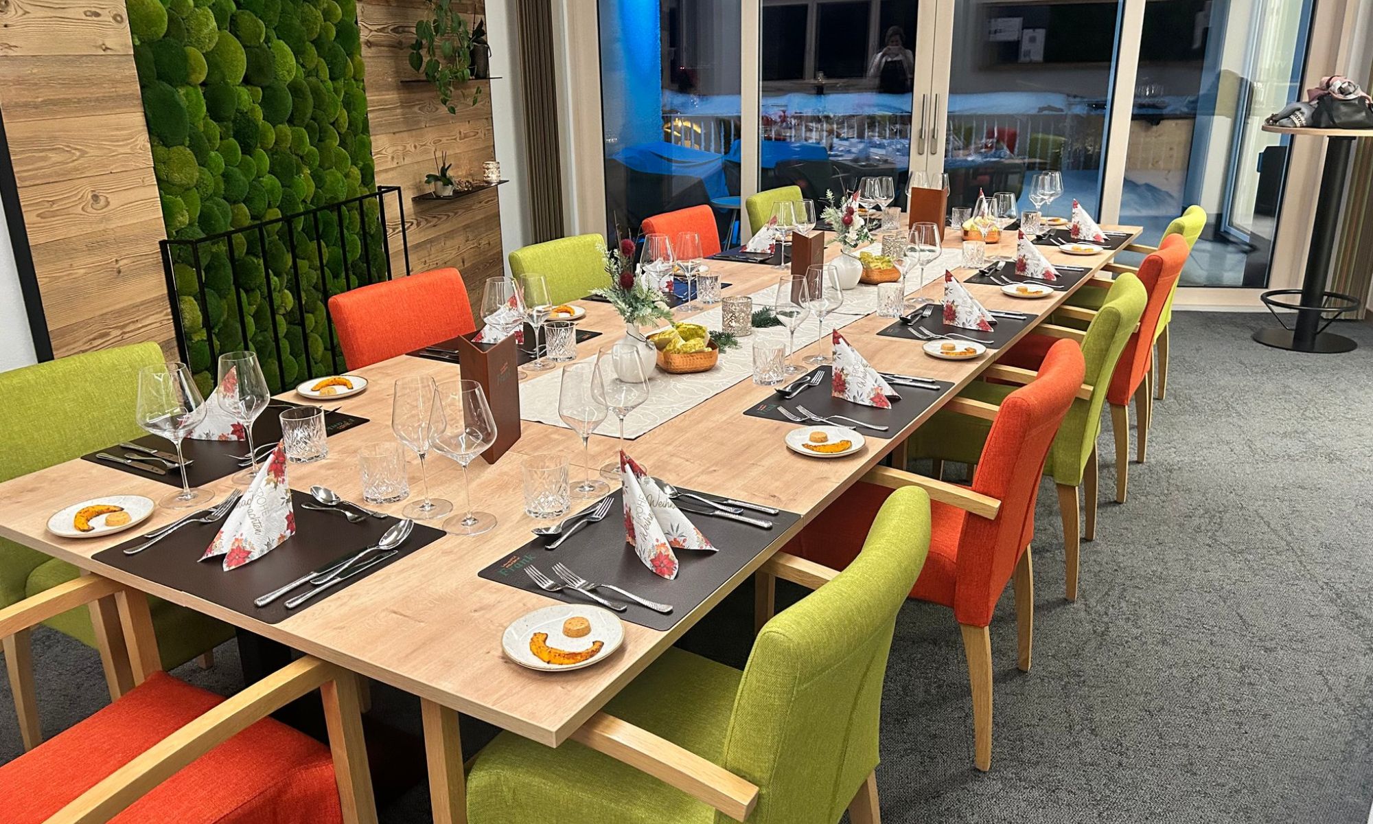 frank-lebensmittel-erleben-kochkurs-saalfelden-gedeckter-tisch-genuss-gemeinschaft-feierliches-essen