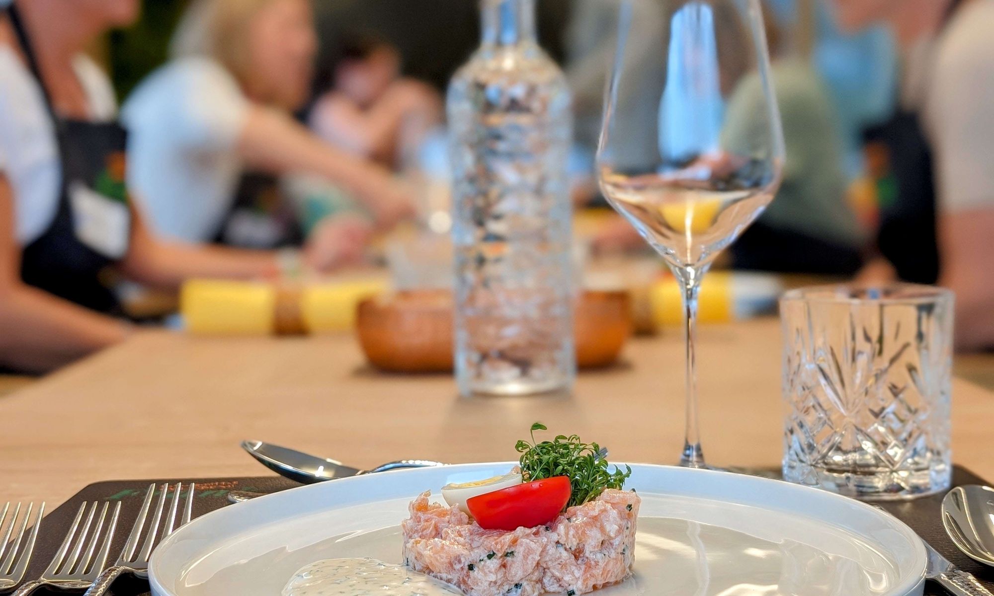 frank-lebensmittel-erleben-kochkurs-saalfelden-lachstatar-genuss-gourmet-kochen-weinbegleitung