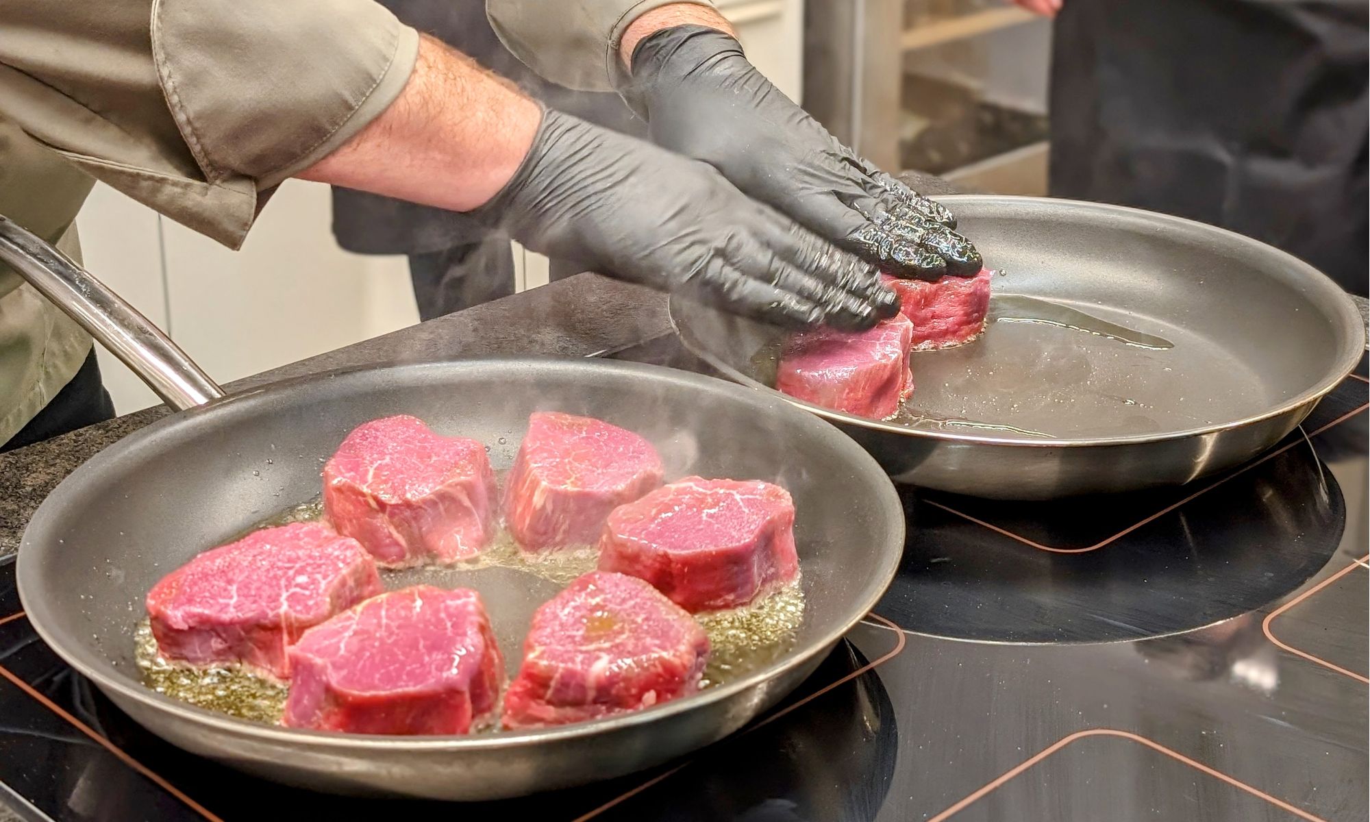 frank-lebensmittel-erleben-kochkurs-saalfelden-rinderfilet-anbraten-steak-kochschule-genuss