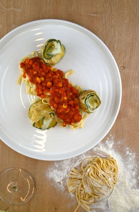 frank-lebensmittel-erleben-kochkurs-saalfelden-frische-pasta-tomaten-sauce-zucchini-rolls-hausgemacht-genuss