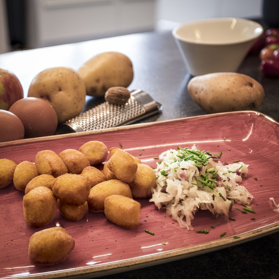 frank-lebensmittel-erleben-kochkurs-saalfelden-kasnocken-tiroler-kaesespaetzle-alpenkueche-huettengericht-traditionell