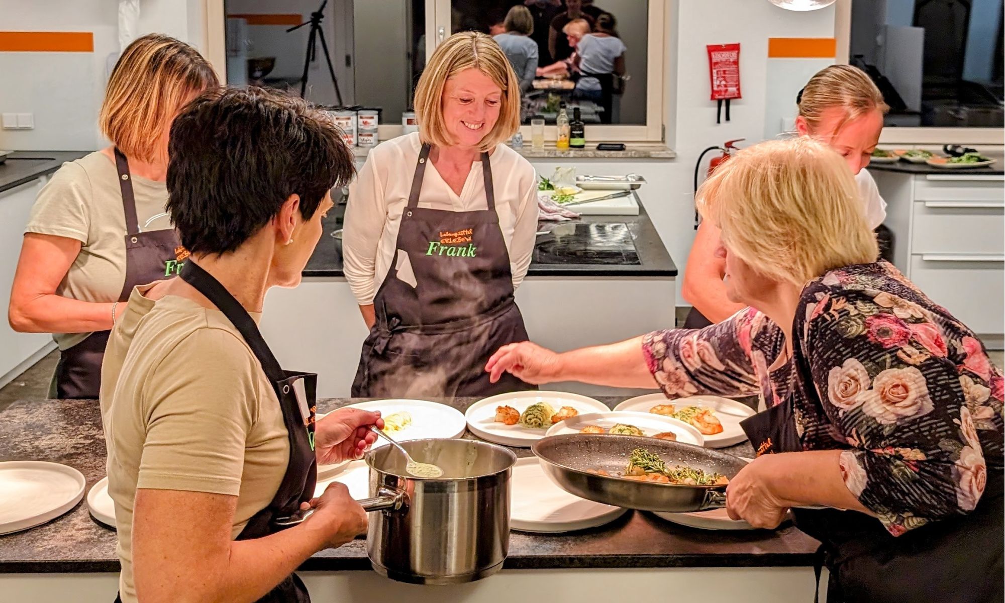 frank-lebensmittel-erleben-kochkurs-saalfelden-gemeinsam-kochen-genuss-kochschule-teamwork